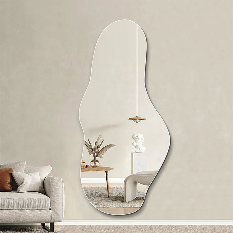 Specchio da parete a figura intera irregolare con curve fluide scultoree