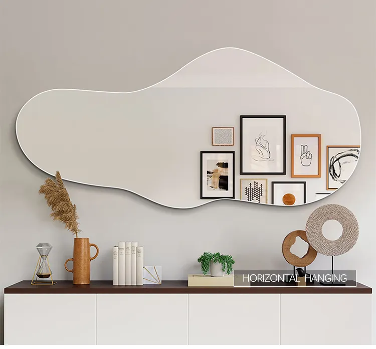 Specchio da parete a figura intera irregolare con curve fluide scultoree