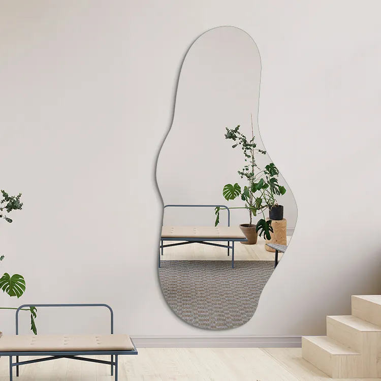 Specchio da parete a figura intera irregolare con curve fluide scultoree