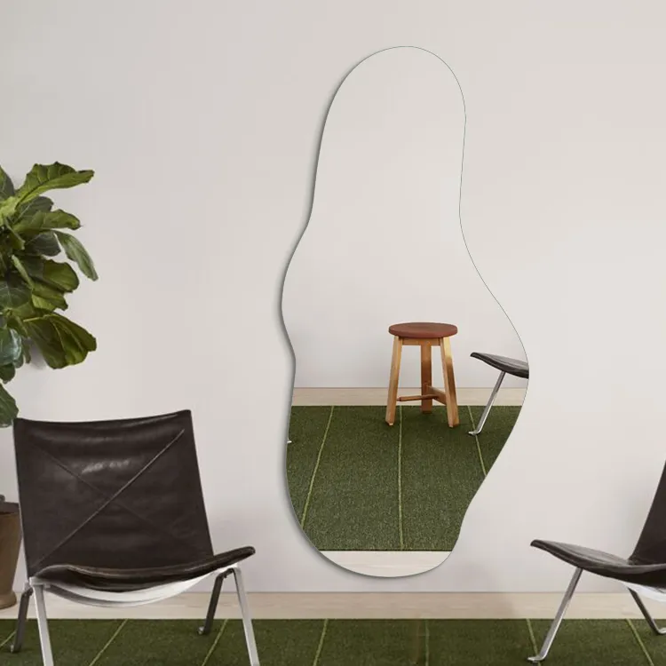 Specchio da parete a figura intera irregolare con curve fluide scultoree