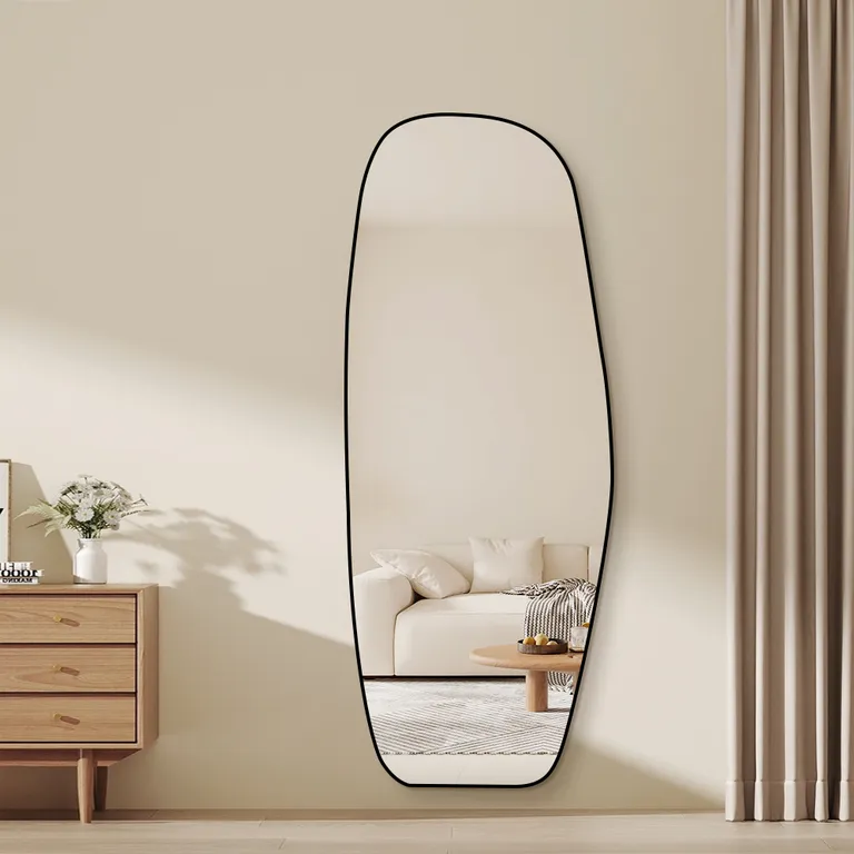 Specchio da ingresso con sottile cornice metallica e curve organiche