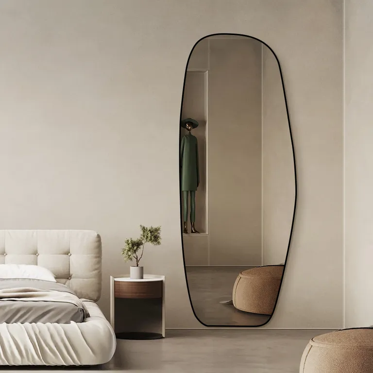 Specchio da ingresso con sottile cornice metallica e curve organiche